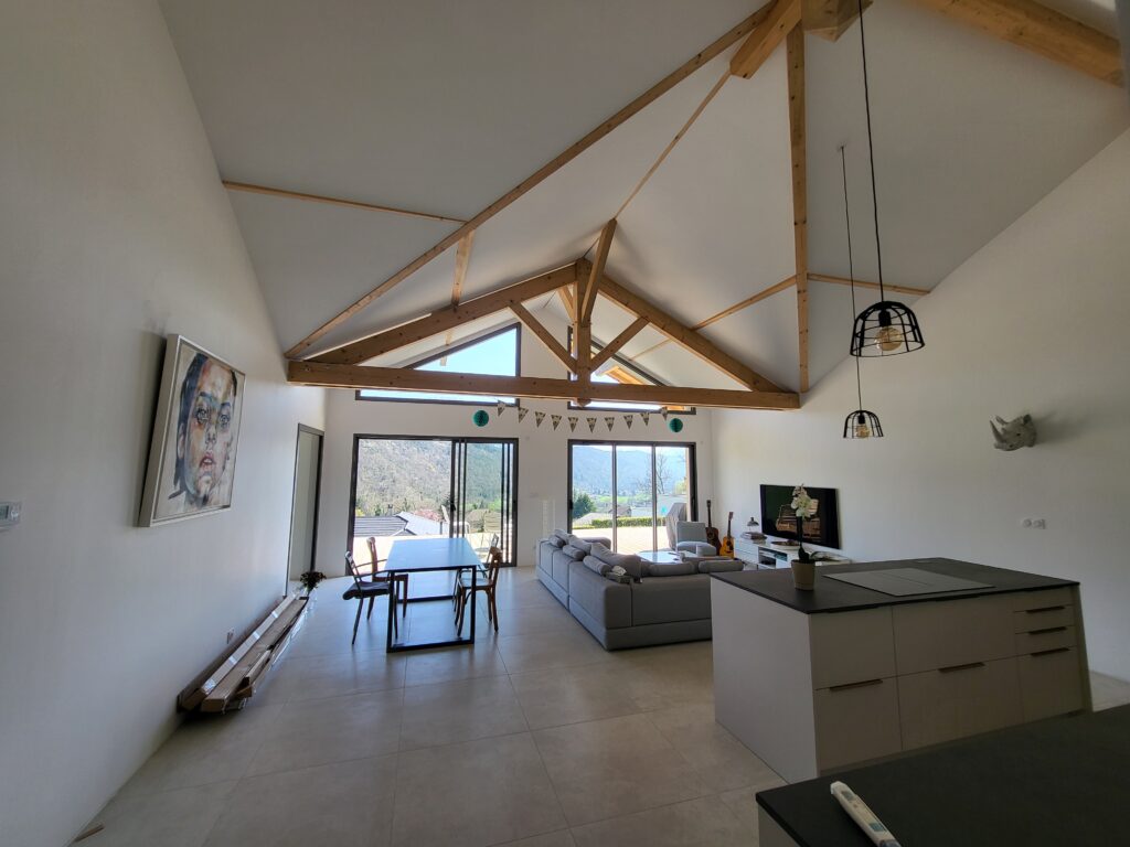 Salon contemporain d'une maison bois Maitriséa avec vue sur la Chartreuse