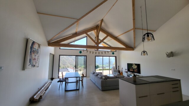 Salon contemporain d'une maison bois Maitriséa avec vue sur la Chartreuse